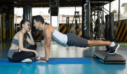 Ngọc Tình, Khánh Ngân khoe vóc dáng 'vạn người mê' trong phòng tập