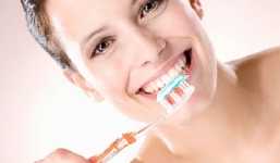 Cách làm trắng răng cho người hút thuốc lá hiệu quả