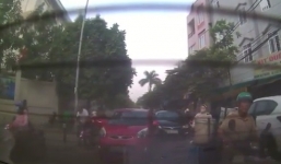 Ôtô bất ngờ mở cửa khiến xe máy ngã lăn ra đường