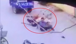 Tài xế xe ba gác đánh võng làm rơi 3 thanh niên, 2 người nhập viện