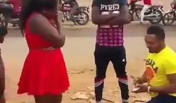 Chàng trai 'gặp tai nạn' bật dậy cầu hôn khi bạn gái khóc hết nước mắt