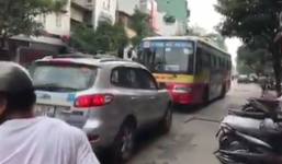 Xe buýt nghênh ngang đi lấn làn bị tài xế ô tô ép lùi hàng chục mét