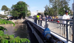 Nữ tạp vụ trường học nhảy cầu tự tử