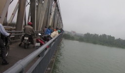 Video: Chiến sĩ công an cứu một phụ nữ nhảy cầu Bến Thủy tự vẫn