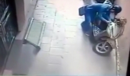 Trộm gồng mình bẻ trộm khóa xe ngay trước cửa nhà