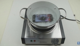 Tra tấn luộc chín iPhone 7 trong nồi nước sôi