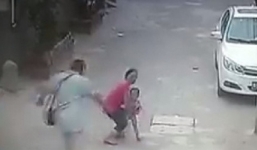 Đôi nam nữ bịt khẩu trang giật bé 3 tháng tuổi trên tay người mẹ