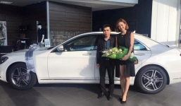 Bà bầu Jennifer Phạm mua xế hộp tự thưởng cho bản thân