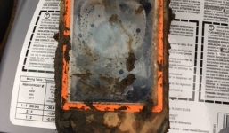 Ngâm dưới hồ nước 1 năm, iPhone 4 vẫn sống sót