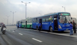 Tai nạn liên hoàn, 3 xe buýt dính chặt nhau trên Xa lộ Hà Nội