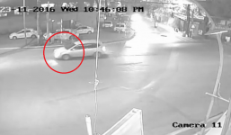 Sang đường ẩu bị ô tô đâm trực diện, 2 thanh niên lộn vòng trên không