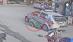 Tài xế taxi kẹp tay, kéo thiếu tá công an hàng chục mét