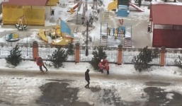 Clip gió bão cực mạnh thổi bay người đi đường