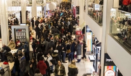 Người Mỹ háo hức mua sắm dịp Black Friday, doanh thu bán lẻ tăng mạnh