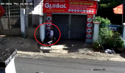 'Ma men' lao thẳng xe máy vào nhà dân, bỏ xe tập tễnh đi bộ về