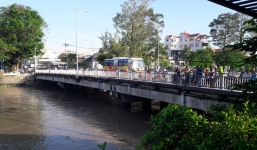 Thi thể nữ tạp vụ nhảy cầu tự tử trôi dạt trên biển