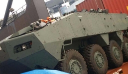 Video: Hong Kong chặn lô xe bọc thép chuyển về Singapore