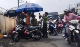 Video: Người bán gà nước xông vào giật lại hàng với kiểm lâm