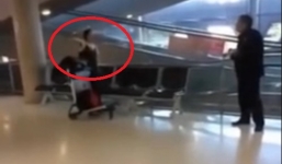 Video: Nữ du khách vung dao tự đâm mình gây náo loạn sân bay