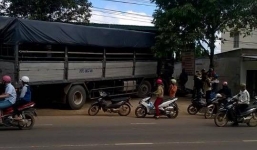 Xe tải không người lái gây tai nạn, hàng chục người tháo chạy