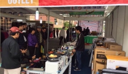 Dân Hà thành đổ xô đến hội chợ “Vàng khuyến mại” rinh hàng giá rẻ