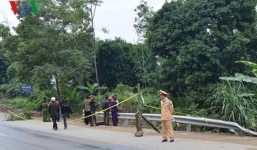 Ô tô bay qua dải phân cách, 2 người chết, 2 người nguy kịch