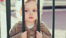 Được bố mẹ bao bọc quá mức, bé 7 tuổi bị tổn hại tâm thần