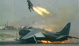 Video: Cú nhảy dù cứu vãn thảm họa sân bay của phi công Anh