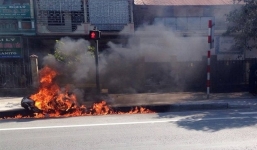 Bị CSGT phạt, nam thanh niên 'bực mình' đốt xe máy