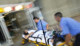 Trưởng công an phường bị đâm thấu cổ khi giải cứu bệnh nhân