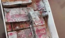 Tá hỏa phát hiện 250 triệu tiền tiết kiệm hư hại nặng nề