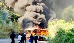 Xe khách đâm xe máy, cả 2 bốc cháy làm 1 người Hàn Quốc tử vong