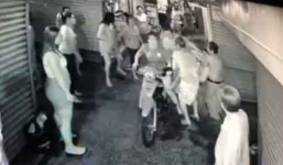 Ngoái nhìn va chạm xe máy, người đàn ông bị đâm tới tấp trên phố