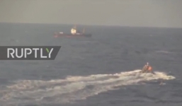 Video: Tàu chiến Nga cứu tàu cá Ukraine gặp nạn trên biển