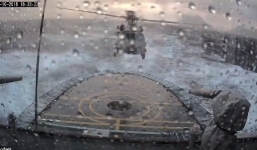 Video: Trực thăng hạ cánh trên tàu chiến giữa biển động dữ dội