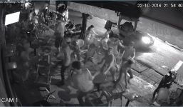 Video: Hàng chục côn đồ xông vào quán cà phê đập phá gây náo loạn