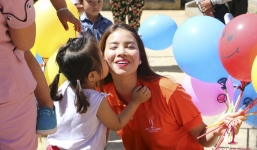 Phạm Hương, Nam Em, Lệ Hằng giản dị đi từ thiện