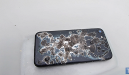 Hãi hùng iPhone 7 'hấp hối' trong axit siêu mạnh