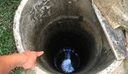 Rơi xuống giếng sâu khi đuổi bắt gà, bé trai bị gãy cột sống