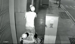 Đôi nam nữ vác bao tải đi trộm bóng đèn