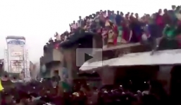 Clip khoảnh khắc bức tường 15 mét đổ sập, hàng chục người thương vong