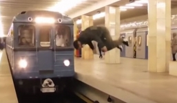 Video: Hành khách liều mạng nhảy qua đoàn tàu đang chạy