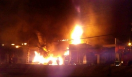 Nhà bốc cháy ngùn ngụt, chồng lái ô tô chở vợ con lao ra khỏi ngọn lửa