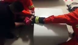 Clip giải cứu bé gái bị kẹt trong máy giặt