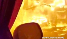 Tài xế đâm xuyên qua đám cháy rừng để thoát thân