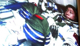 Phi hành gia nghe thấy tiếng gõ cửa ngoài phi thuyền