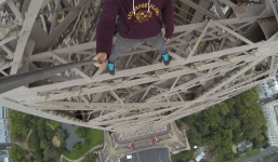 Vận động viên liều lĩnh leo lên tháp Eiffel để selfie
