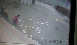 Video: 100 triệu đồng bị gió thổi bay tứ tung, người qua đường nhặt giúp