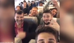 Video: Đội bóng Brazil tươi cười trên chuyến bay định mệnh