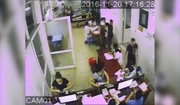 Video: Chồng bệnh nhân gây hấn, đe dọa nhân viên y tế ở phòng cấp cứu